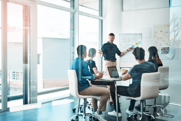 5 people having meeting